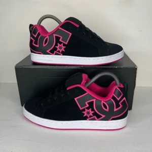 DC Court Graffik negros logo delineado rosa