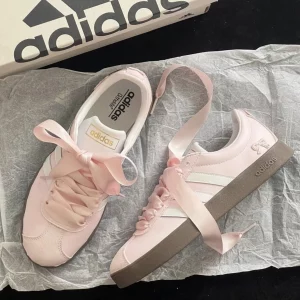 Adidas Neo “Coquette” rosa claro